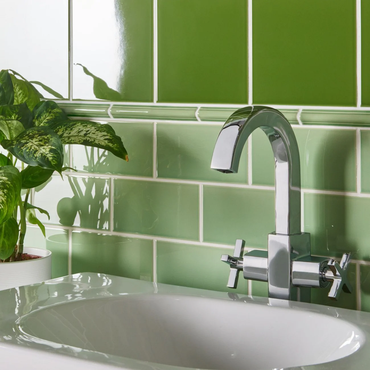 Palm Green Astragal Moulding 15.2x2.1cm - Image 2